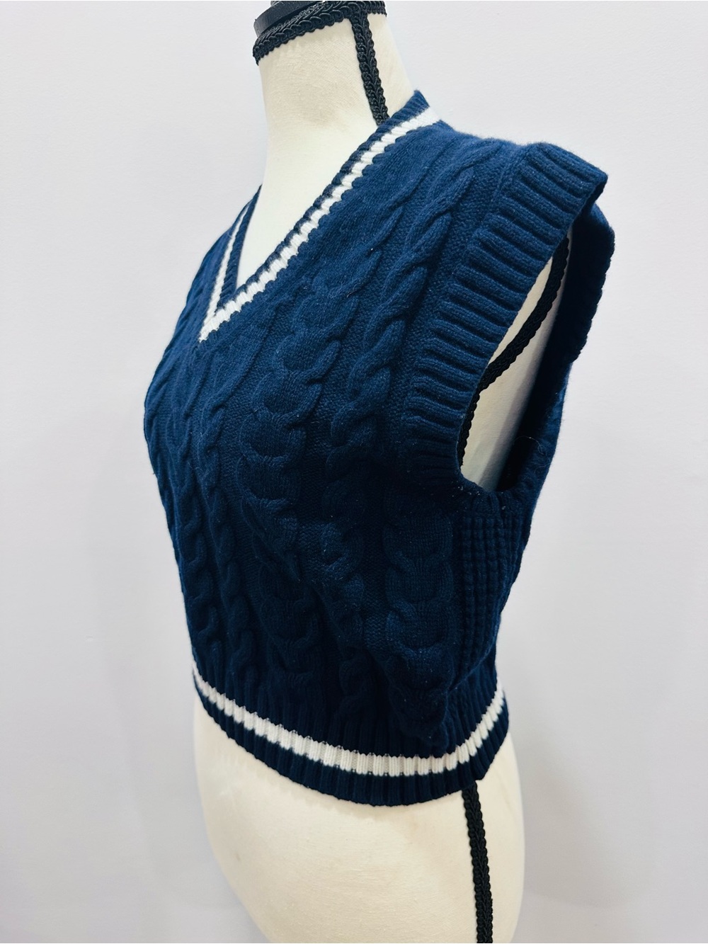Sunday Best ARITZIA Navy Blue Cable-Knit V-Neck Sweater Vest Merino Wool Size XS - Picture 4 of 11